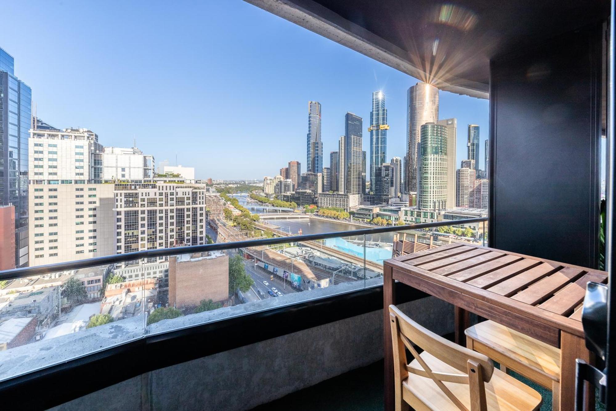 Aura2107, 2 Bedroom Apartment With Balcony, Stunning Yarra River And City Views 멜번 외부 사진